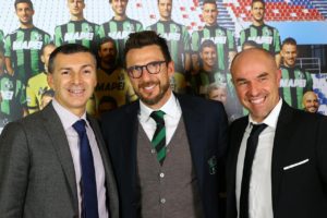 Maxima S.p.A. y U.S. Sassuolo. Mirco Dall'Olio, presidente de Maxima S.p.A., el vicepresidente Nicola Fabbi y, en el centro, el entrenador Eusebio Di Francesco.